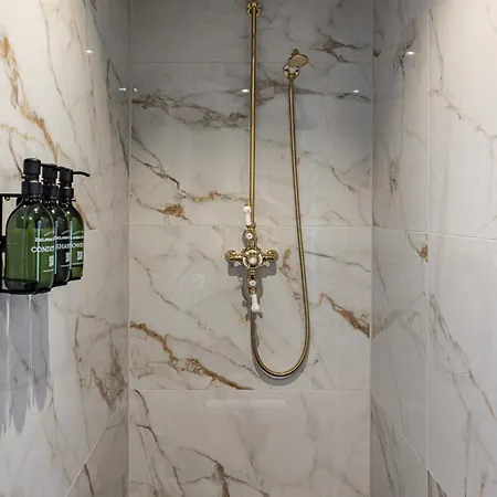 Adam & Eve Paleisstraat 4*