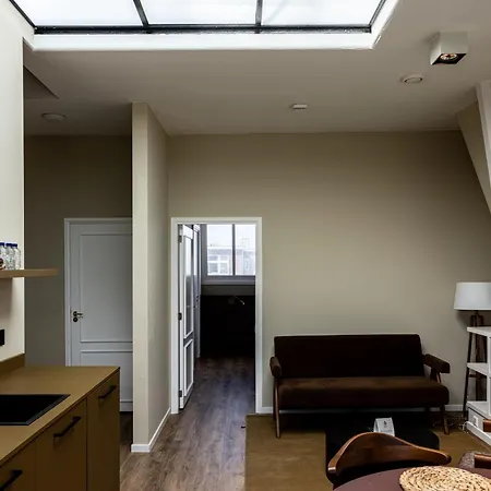 Adam & Eve Paleisstraat 4*