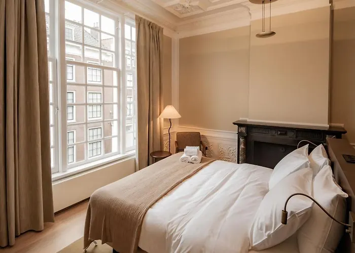 Adam & Eve Paleisstraat האג