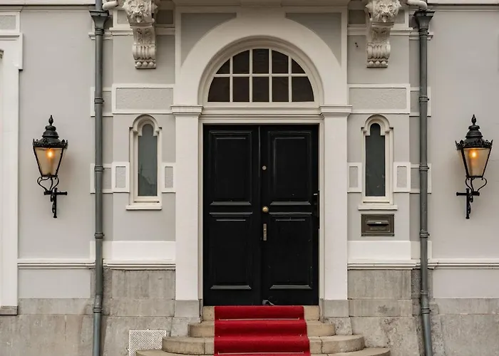 Adam & Eve Paleisstraat האג